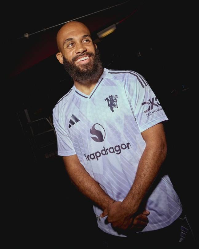 브라이언 음뵈모가 맨유 유니폼을 입고 활짝 웃고 있다. /사진=맨유 공식 SNS 갈무리