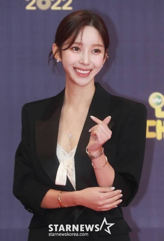 웹툰작가 야옹이가 24일 오후 서울 여의도 KBS홀에서 진행된 2022 KBS 연예대상 레드카펫 행사에 참석해 포즈를 취하고 있다. /2022.12.24 /사진=이동훈 기자 photoguy@