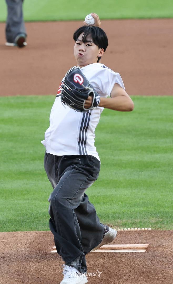 [포토] 브랜드데이 시구자 '승요보다 구속에 진심'