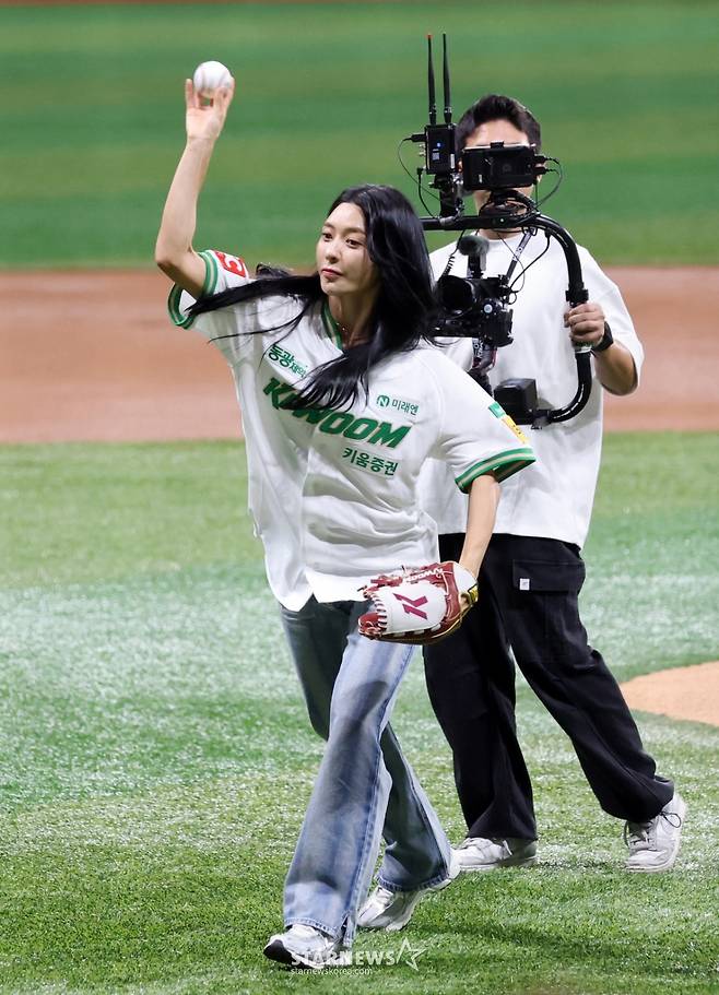 [한번에쓱]'키움전 승리기원' 시구하는 육상선수 김지은