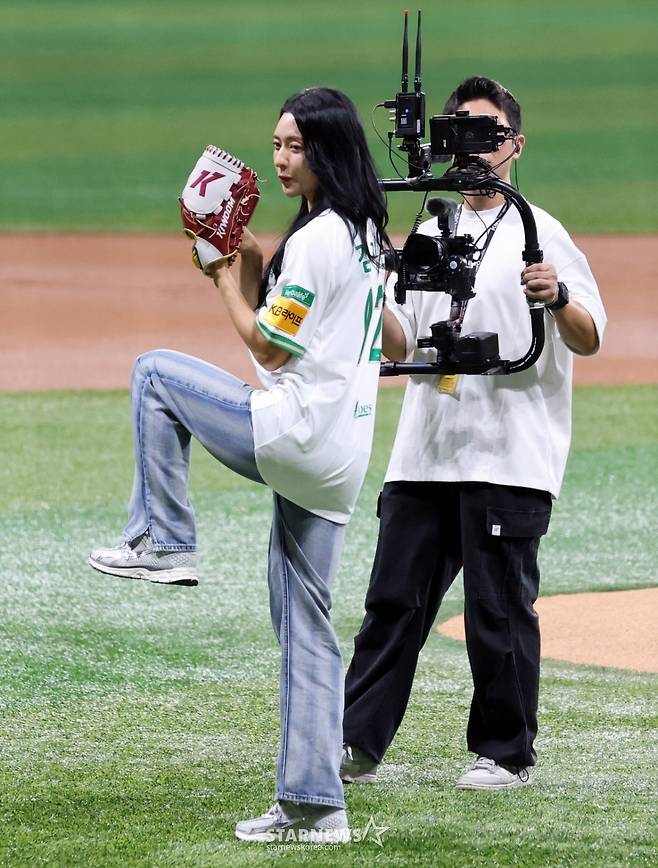 [한번에쓱]'키움전 승리기원' 시구하는 육상선수 김지은