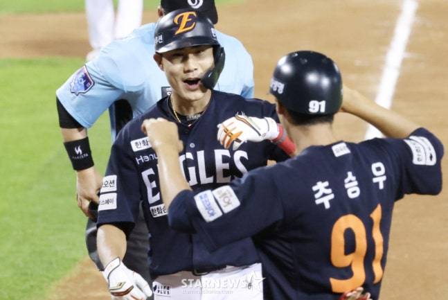 심우준(왼쪽)이 9회초 쐐기 솔로포를 친 뒤 세리머니를 하고 있다. /사진=김진경 대기자