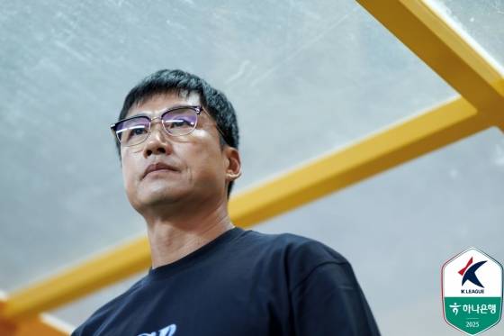 이정효 광주FC 감독이 22일 오후 7시 30분 광주월드컵경기장에서 열린 하나은행 K리그1 23라운드 김천 상무전에서 그라운드를 응시하고 있다. /사진=한국프로축구연맹 제공