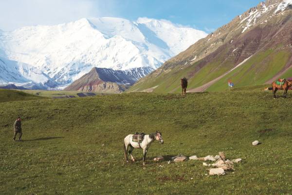 유르트에서 내려본 레닌피크 전경