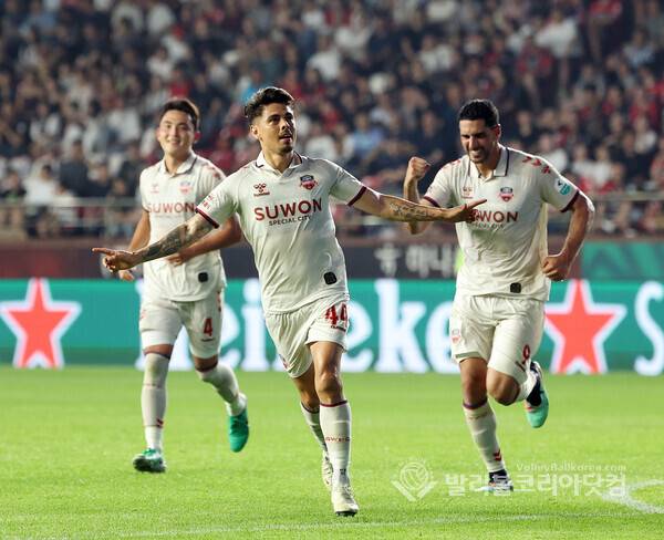 수원FC 윌리안 연속 골 환호.