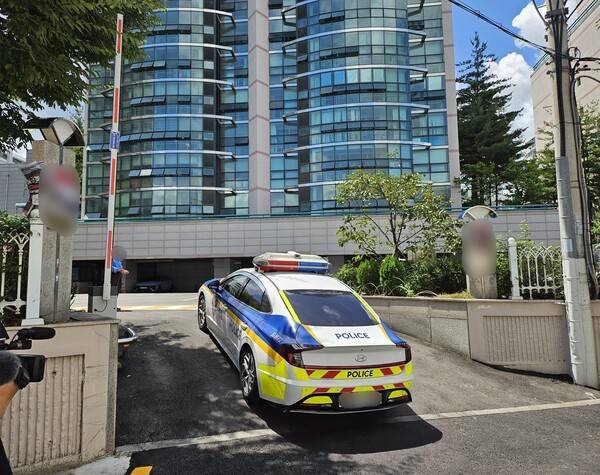 인천 송도동의 한 아파트에서 30대 아들을 사제 총기로 살해한 60대 남성 A 씨의 주거지에서 폭발물이 발견돼 경찰이 해체 작업을 벌였다. 7월 21일 서울 도봉구 쌍문동 A 씨 주거지에 경찰차가 진입하는 모습. 사진=일요신문 DB