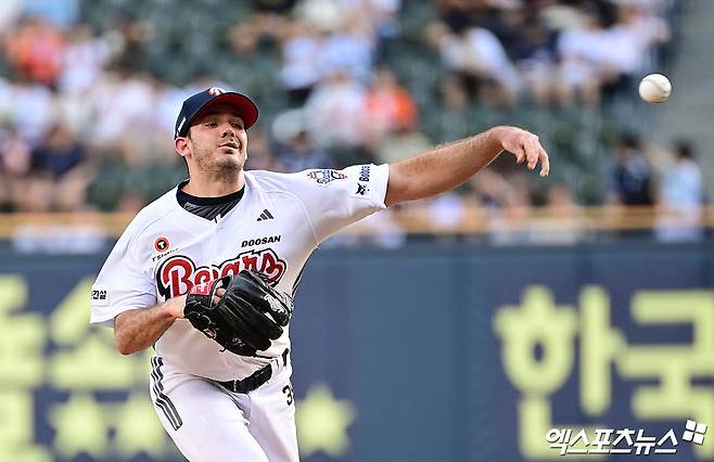 22일 오후 서울 송파구 잠실야구장에서 열린 '2025 신한 SOL Bank KBO리그' 한화 이글스와 두산 베어스의 경기, 1회초 두산 선발투수 잭로그가 역투하고 있다. 잠실, 박지영 기자