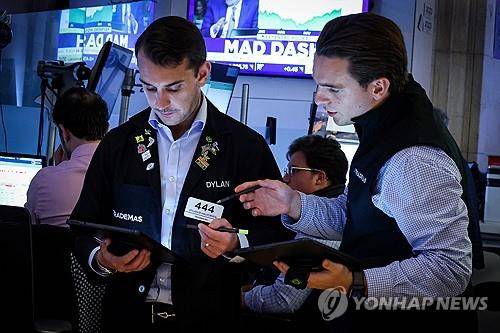 뉴욕 증권거래소의 트레이더 [로이터 연합뉴스 자료사진. 재판매 및 DB 금지]