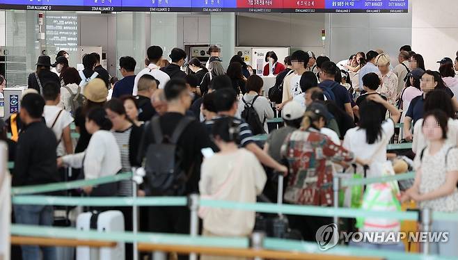 여름 휴가 시작 (영종도=연합뉴스) 이진욱 기자 = 여름 휴가철인 16일 인천 영종도 인천국제공항 1터미널이 탑승객들로 붐비고 있다. 2025.7.16 cityboy@yna.co.kr