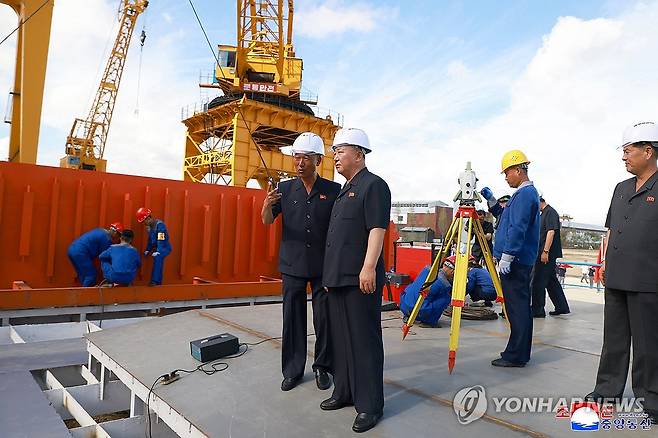 북한 "내년 10월 10일까지 5천t급 신형 구축함 추가 건조" (평양 조선중앙통신=연합뉴스) 북한이 내년 10월 10일까지 5천t급인 '최현급' 신형 구축함을 추가로 건조한다. 조선중앙통신은 지난 21일 남포조선소 종업원들이 궐기 모임을 열어 "2026년 10월 10일까지 또 한 척의 신형구축함을 건조할 것을 결의해나섰다"고 22일 보도했다. 2025.7.22 
    [국내에서만 사용가능. 재배포 금지. For Use Only in the Republic of Korea. No Redistribution] nkphoto@yna.co.kr