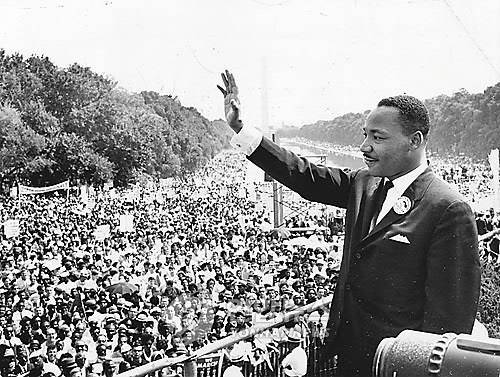 마틴 루서 킹 목사  [연합뉴스 자료사진] 지난 1963년 8월 28일 워싱턴DC 링컨기념관 앞에 모인 군중을 향해 마틴 루서 킹 목사가 손을 흔들고 있다.