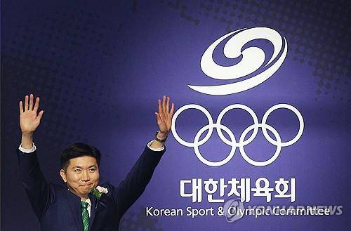 대한체육회장에 선출된 유승민 (서울=연합뉴스) 한종찬 기자 = 제42대 대한체육회장으로 당선된 유승민이 14일 오후 서울 송파구 올림픽공원 올림픽홀에서 열린 제42대 대한체육회장 선거에서 두 손을 들고 감사를 표하고 있다. 2025.1.14 saba@yna.co.kr