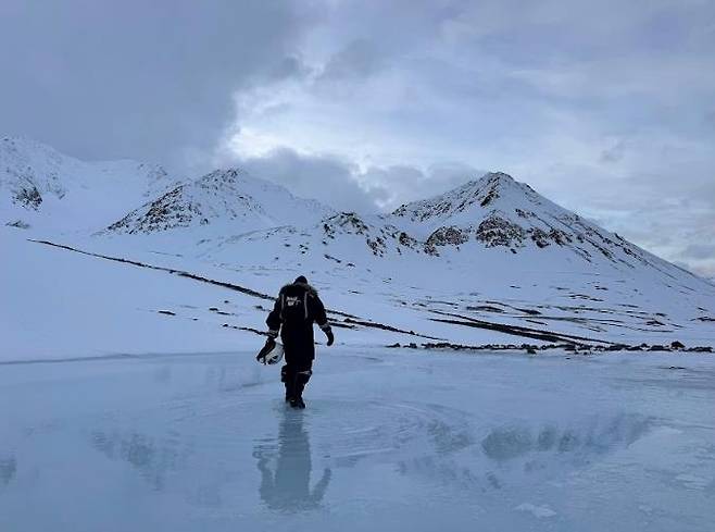 2월에도 눈과 얼음 녹은 물이 고여 있는 스발바르 [Nature Communications / James A. Bradley 제공. 재판매 및 DB 금지]