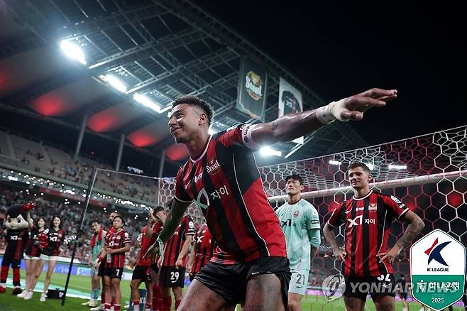 승리 세리머니하는 린가드 (서울=연합뉴스) 20일 서울 월드컵경기장에서 열린 2025 프로축구 K리그1 FC서울과 울산 HD FC의 경기. 결승골을 넣은 서울 린가드가 경기 종료 후 승리 세리머니를 하고 있다. 2025.7.20 [한국프로축구연맹 제공. 재판매 및 DB 금지] photo@yna.co.kr