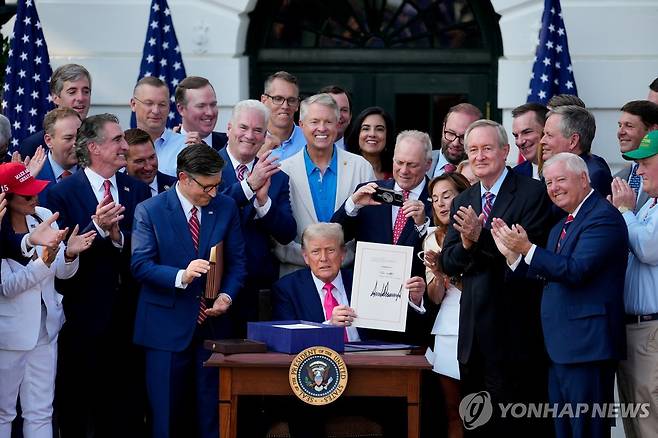 7월4일 예산삭감 법안 서명하는 트럼프 대통령 [UPI=연합뉴스 자료사진. 재판매 및 DB 금지]