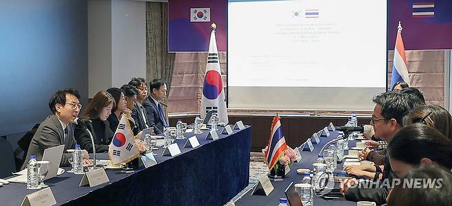 한-태국 경제동반자협정 제4차 공식협상 (서울=연합뉴스) 노건기 산업통상자원부 통상교섭실장이 4일 서울 중구 롯데호텔에서 열린 한-태국 경제동반자협정 제4차 공식협상에서 인사말하고 있다. 2025.3.4 [산업통상자원부 제공. 재판매 및 DB 금지] photo@yna.co.kr