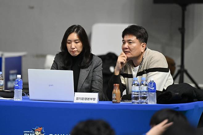 올해 1월 정진경 당시 본부장과 경기 지켜보는 김영만 본부장 [WKBL 제공. 재판매 및 DB 금지]