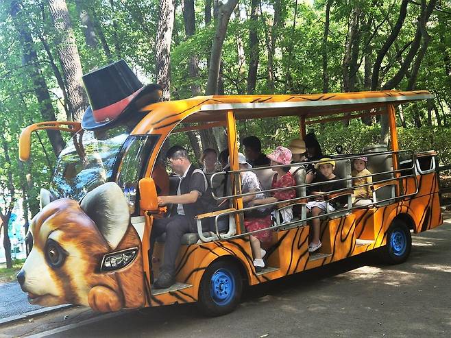 올해 처음 시범 도입된 관악산공원 어린이 물놀이장 전동카트 [관악구 제공. 재판매 및 DB 금지]