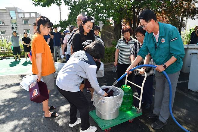 울주군, '전 직원 동원' 단수 피해지역 물 공급 사투 [울주군 제공.재판매 및 DB 금지]
