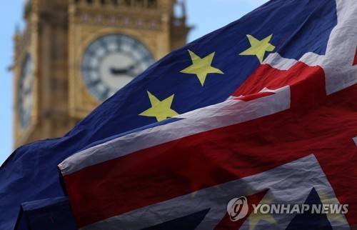 영국 의회 앞에서 휘날리는 영국 국기와 EU 깃발  [EPA=연합뉴스 자료사진. 재판매 및 DB금지]
