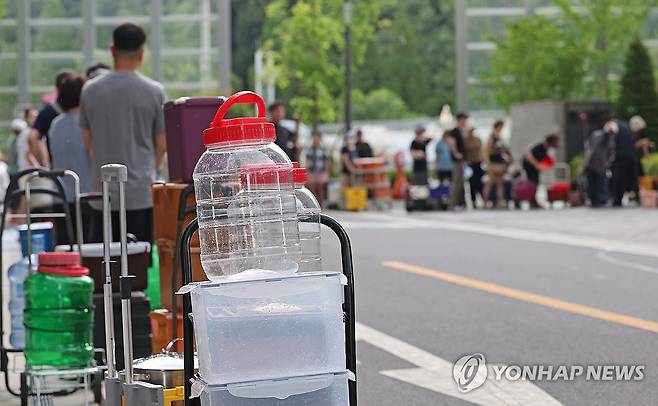 물 받기 위해 줄 선 주민 (울산=연합뉴스) 김용태 기자 = 21일 이틀째 단수가 이어지고 있는 울산시 울주군 언양읍 한 아파트 주민들이 살수차에서 물을 받기 위해 각종 통과 카트를 들고 줄을 서 있다. 울산시 상수도사업본부에 따르면 지난 19일 내린 호우로 상수도 송수관로가 파손된 영향으로 지난 20일 오전부터 울주군 6개 읍·면 지역에 수돗물 공급이 중단됐다. 2025.7.21 yongtae@yna.co.kr