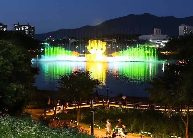 충주 호암지 대형분수 [충주시 제공. 재판매 및 DB 금지]