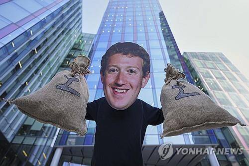 저커버그 가면 쓰고 거리 시위 (런던 AP=연합뉴스) 2025년 5월 13일 런던에서 시민단체 '스톱 트럼프 연대' 소속 활동가가 마크 저커버그 메타 플랫폼스 창립자의 얼굴을 본뜬 가면을 쓰고 메타, X, 아마존 등 테크 대기업에 대한 증세를 요구하는 거리 시위를 벌이고 있다. 2025.7.22.