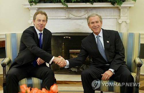 토니 블레어 전 영국 총리(왼쪽)와 조지 W. 부시 전 미국 대통령 [EPA=연합뉴스 자료사진. 재판매 및 DB 금지]