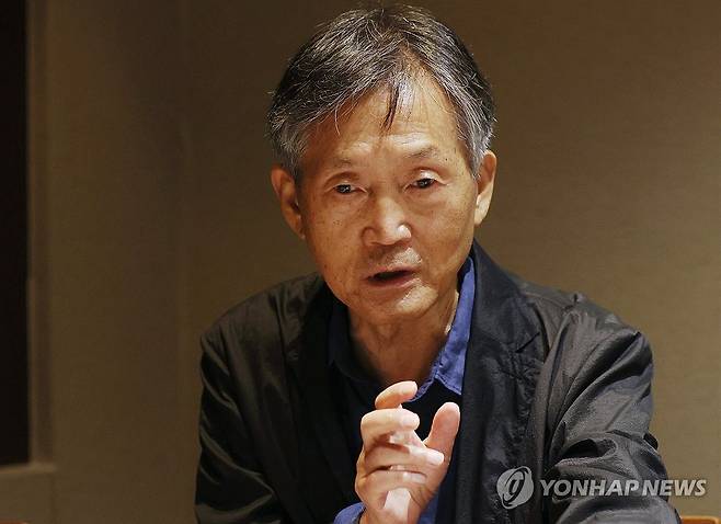 소설집 '도항' 출간한 조갑상 (서울=연합뉴스) 이재희 기자 = 소설가 조갑상이 22일 서울 중구의 한 식당에서 열린 소설집 '도항' 출간 기념 기자간담회에서 취재진의 질문에 답하고 있다. 이번 소설집에는 2018년부터 2024년까지 발표한 일곱 편의 단편소설이 수록됐다. 2025.7.22 scape@yna.co.kr