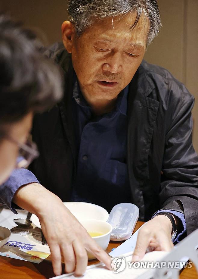 다섯 번째 소설집 출간한 조갑상 (서울=연합뉴스) 이재희 기자 = 소설가 조갑상이 22일 서울 중구의 한 식당에서 열린 소설집 '도항' 출간 기념 기자간담회에서 취재진의 질문에 답하고 있다. 이번 소설집에는 2018년부터 2024년까지 발표한 일곱 편의 단편소설이 수록됐다. 2025.7.22 scape@yna.co.kr