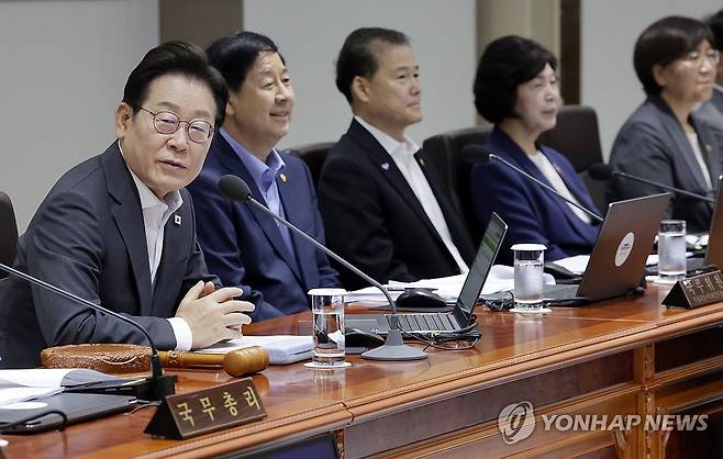 국무회의에서 발언하는 이재명 대통령 (서울=연합뉴스) 홍해인 기자 = 이재명 대통령이 22일 서울 용산 대통령실 청사에서 열린 국무회의에서 발언하고 있다. 2025.7.22 [대통령실통신사진기자단] hihong@yna.co.kr