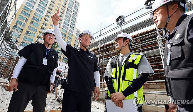 김영훈 장관, 건설공사 현장 점검 (서울=연합뉴스) 김영훈 고용노동부 장관이 22일 경기도 남양주시 건설공사 현장을 방문해 건설노동자들의 안전실태를 점검하고 있다. 2025.7.22 [고용노동부 제공. 재판매 및 DB 금지] photo@yna.co.kr
