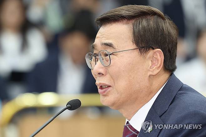 이종석 국정원장 (서울=연합뉴스) 김주성 기자 = 이종석 국가정보원장 후보자가 19일 서울 여의도 국회 정보위원회에서 열린 인사청문회에서 위원 질문에 답하고 있다. 2025.6.19 utzza@yna.co.kr