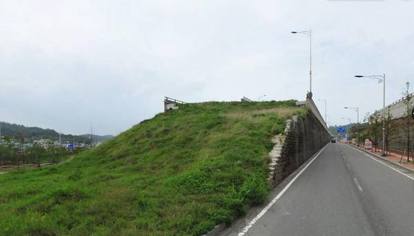 2011년 완공 이후 수년간 방치된 오산 서부우회도로 양산~가장 구간(1공구)의 2013년 모습 /구글 스트리트뷰