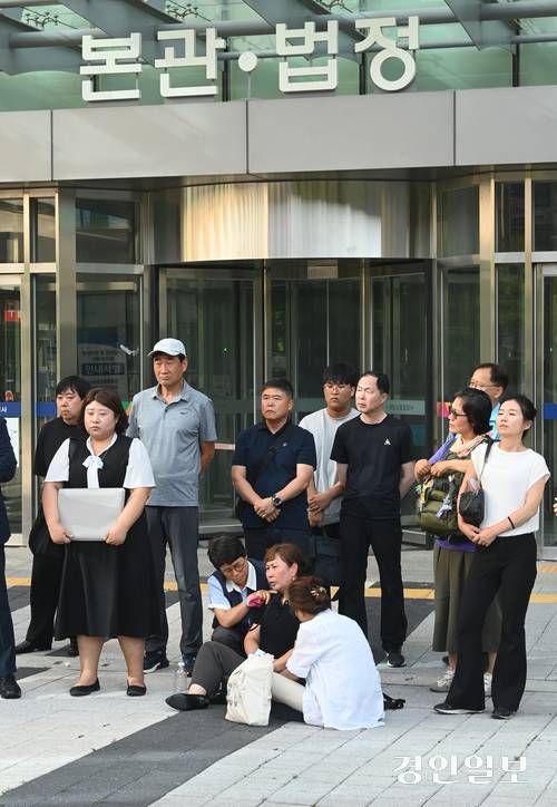 지난해 6월 24일 발생한 화성 아리셀 공장 화재 사고에 대한 형사 1심 최종변론일인 23일 오후 수원지방법원에서 유가족들과 관계자들이 공판을 마치고 법원을 나오고 있다. 2025.7.23 /최은성기자 ces7198@kyeongin.com