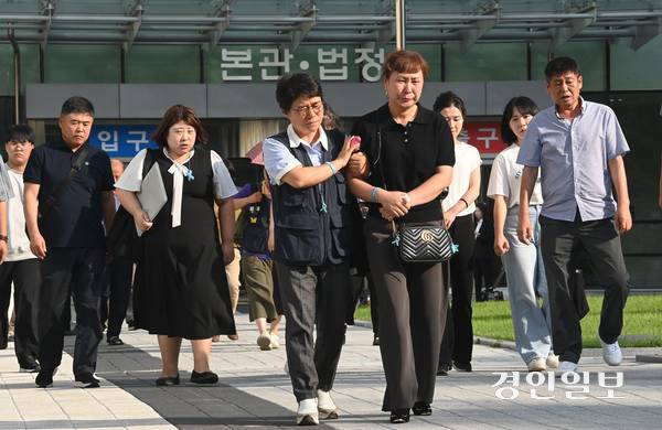 지난해 6월 24일 발생한 화성 아리셀 공장 화재 사고에 대한 형사 1심 최종변론일인 23일 오후 수원지방법원에서 유가족들과 관계자들이 공판을 마치고 법원을 나오고 있다. 2025.7.23 /최은성기자 ces7198@kyeongin.com