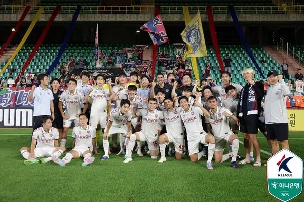 프로축구 K리그1 수원FC가 지난 22일 포항스틸야드에서 열린 포항스틸러스와의 하나은행 K리그1 2025 23라운드 원정 경기에서 포항스틸러스에 5-1 대승을 거뒀다. /한국프로축구연맹 제공