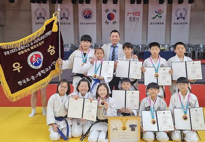 22일 경북 문경실내체육관에서 열린 문경 2025 하계전국초중고등학교 유도연맹전서 단체전·6체급 우승을 달성한 안철웅유도관 선수단이 기념사진을 찍고 있다. 사진=안철웅유도관