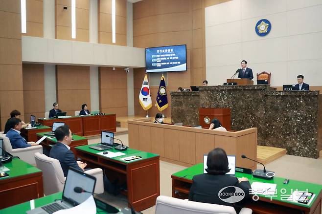 이천시의회가 23일 제255회 임시회를 열고 있다. 시의회는 이날 상정된 33건의 안건과 추경안에 대해 원안대로 가결했다. 사진=이천시의회
