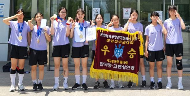 23일 국군체육부대 선승관에서 열린 제53회 문화체육관광부장관기전국남녀중고펜싱선수권대회 여중부 플뢰레 단체전서 우승한 성남여중 선수단이 기념사진을 찍고 있다. 사진=성남여자중학교
