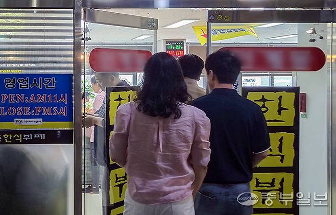 최근 외식물가가 상승세를 보이면서 소비자들이 가성비 식사에 눈길을 돌리고 있는 가운데 23일 오후 수원시 팔달구 한 한식뷔페 앞에 인근 직장인들이 식사를 위해 줄지어 서있다. 신연경기자