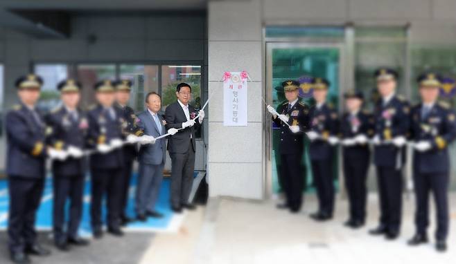 지난 22일 인천 미추홀구에서 진행된 인천경찰청 형사기동대 신축 청사 개관식에서 박남춘 전 인천시장과 홍일표 전 국회의원, 김도형 인천경찰청장 등 참석자들이 현판식을 하고 있다. 사진=인천경찰청