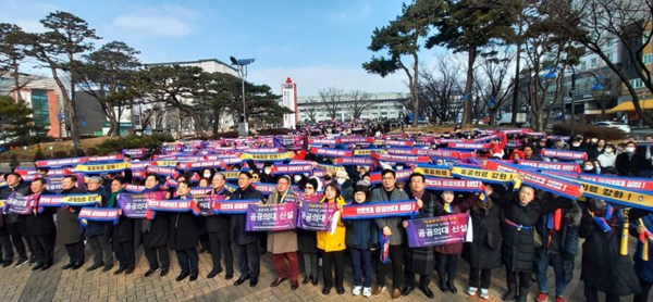 &nbsp;인천시청 광장에서 열린 '의료취약지 인천의 공공의료 강화 및 공공의대 설립 촉구 인천시민 궐기대회'에서 참가자들이 구호를 외치고 있다. [사진=경인방송DB]