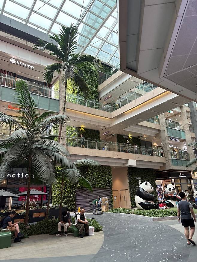 상업 허브 곳곳과 상가 사이 틈새 마다 자연 생태가 조성돼 있다.(사진=심효준 기자)