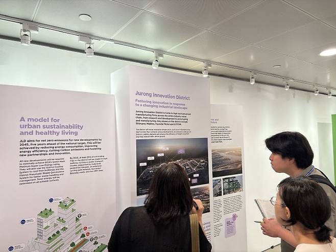 조훈희 중도일보 기자(오른쪽)가 URA 시티갤러리에서 전문가(왼쪽)에게 주롱 지역에 대한 설명을 듣고 있다.(사진=심효준 기자)