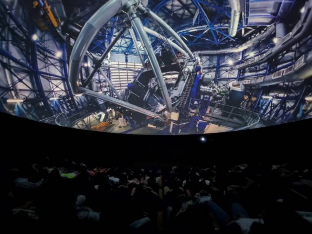 국립광주과학관 천체투영관(플라네타리움)에서 다음달 1일부터 10일까지 ‘2025 돔 영화제’가 열린다. 사진은 천체투영관에서 돔 영화를 관람하고 있는 모습.