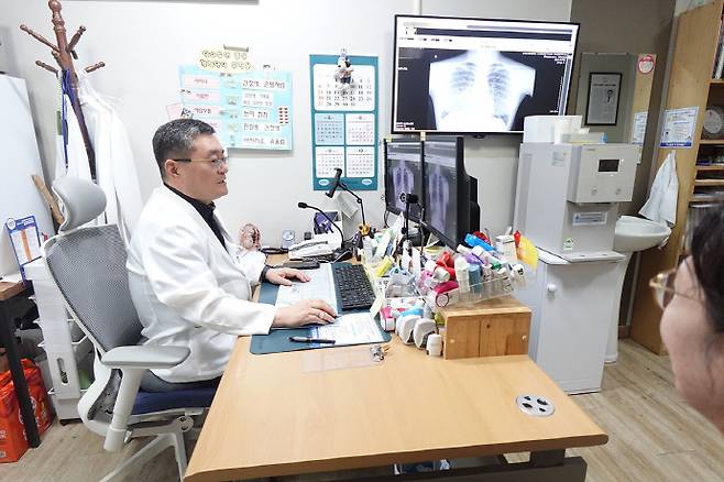 고영춘 광주기독병원 호흡기내과 부장이 본원을 찾은 환자의 검진 파일을 보고 있다. /광주기독병원 제공