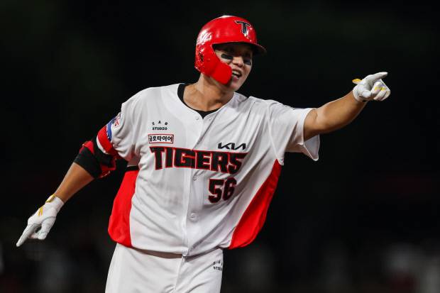 KIA 오선우가 23일 챔피언스필드에서 열린 LG와의 시즌 10차전에서 7회말 동점 스리런을 기록한 뒤 기뻐하고 있다. <KIA 타이거즈 제공>