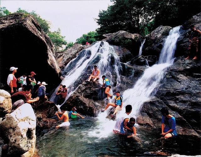 월하탄 얼음계곡물에서 관광객들이 여름을 날리고 있다/사진=무주군