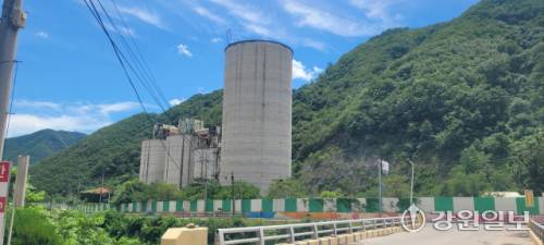 삼척시 신기면 서하리 환선굴 길목 시멘트사 광산 시설물 모습